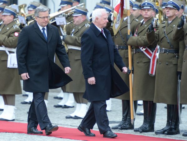 Prezydent Bronisław Komorowski podczas powitania gubernatora generalnego Kanady Davida Johnstona