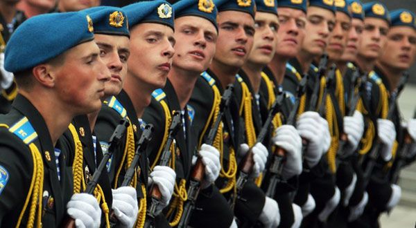 Ukraińscy żołnierze na defiladzie