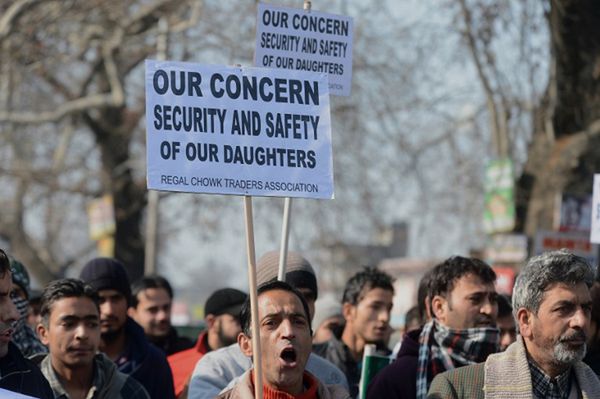 Mężczyźni protestują przeciwko atakom z użyciem kwasu w Indiach