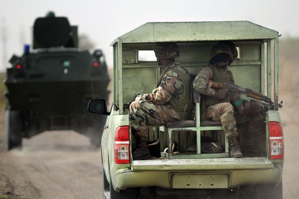 Nigeryjscy żołnierze na patrolu w prowincji Borno