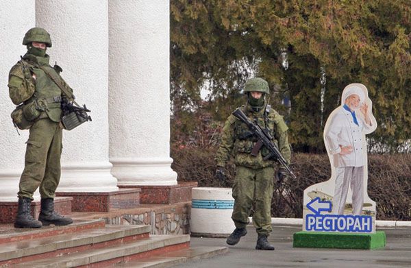 Uzbrojony patrol przy budynku w pobliżu lotniska w Symferopolu