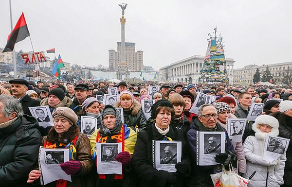 Protestujący na Majdanie ze zdjęciami zabitych podczas demonstracji