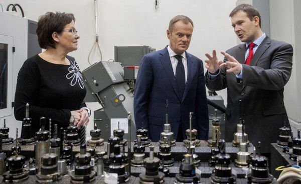 Marszałek sejmu Ewa Kopacz, premier Donald Tusk i dyrektor naczelny Fabryki Broni "Łucznik" Tomasz Nita