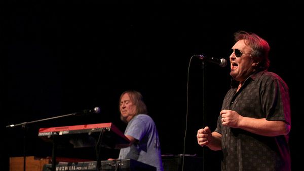 Klawiszowiec Romuald Lipko i wokalista Krzysztof Cugowski podczas koncertu zespołu Budka Suflera