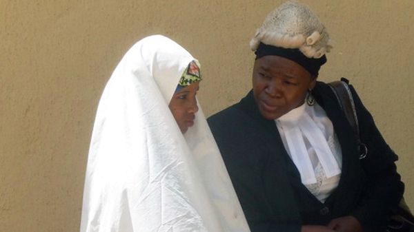 Wasilu przed wejściem do sali sądowej