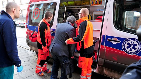 Ryszard B. wyprowadzany z budynku sądu przez ratowników medycznych po tym, jak źle się poczuł