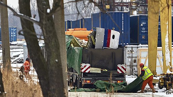 Części wraku ładowane na ciężarówkę w Charkowie