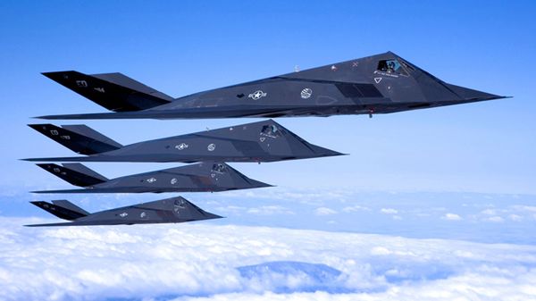 Formacja samolotów F-117 rok przed wycofaniem ich ze służby