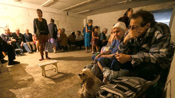 Mieszkańcy Doniecka w piwnicznym schronie