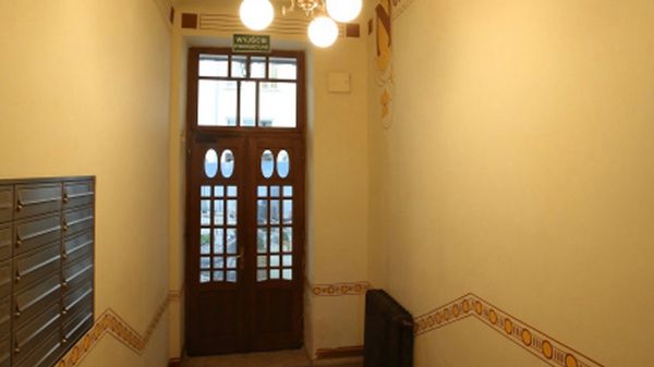 Kamienica przy Noakowskiego 16; przed budynkiem konferencje zwołali Piotr Guział i Jacek Sasin