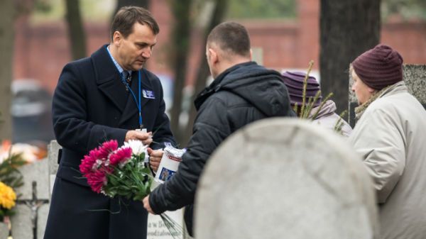 Radosław Sikorski kwestuje w Bydgoszczy