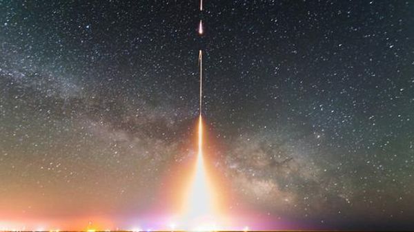 Sekwencja czasowa zdjęć ze startu rakiety atmosferycznej w ramach eksperymentu Cosmic Infrared Background Experiment (CIBER) w 2013 r.