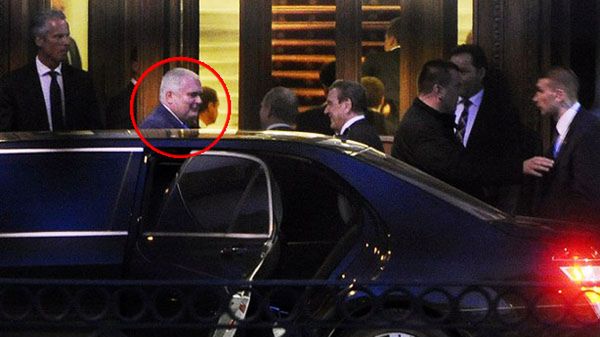 Matthias Warnig podczas spotkania z Władimirem Putinem i Gerhardem Schroederem