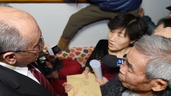 Szef sądu przekazuje list z przeprosinami na ręce rodziców Huugjilta