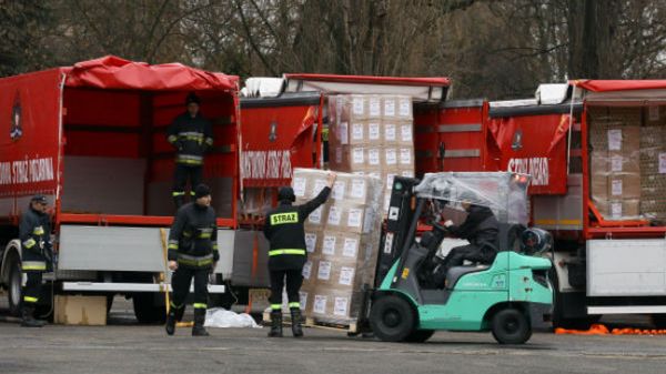 Pakowanie konwoju z pomocą humanitarną. Warszawa, 17.12