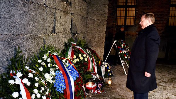 Szef Kancelarii Prezydenta Rosji Siergiej Iwanow składa kwiaty pod Ścianą Śmierci w Auschwitz I