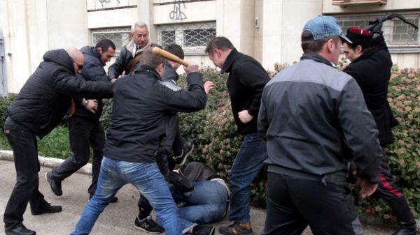 Członkowie "Samoobrony" rozprawiają się z ukraińskim demonstrantem