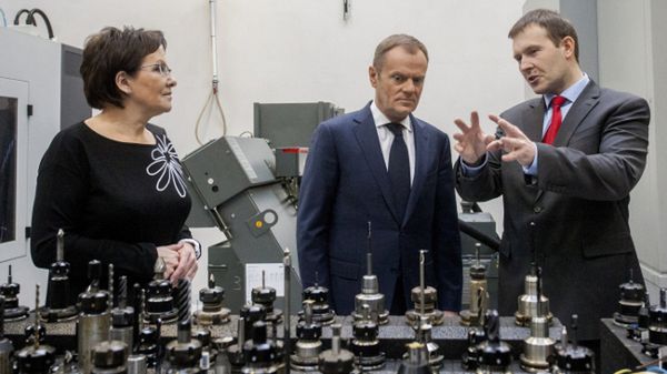 Marszałek sejmu Ewa Kopacz, premier Donald Tusk i dyrektor naczelny Fabryki Broni "Łucznik" Tomasz Nita