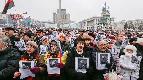 Protestujący na Majdanie ze zdjęciami zabitych podczas demonstracji