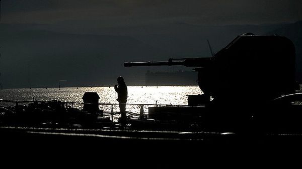 Ukraiński żołnierz pełni wartę na pokładzie okrętu na Krymie