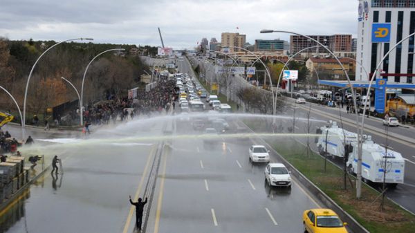 Policja użyła działek wodnych przeciw manifestantom