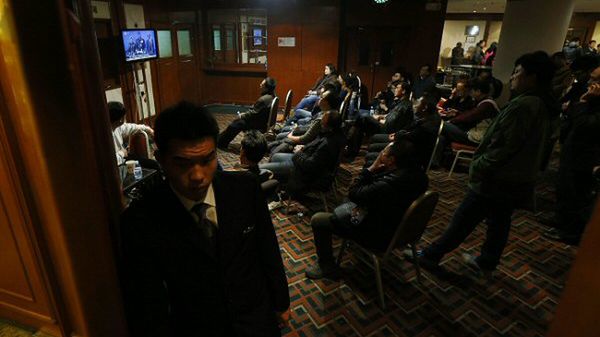 Rodziny pasażerów samolotu czekają na informacje o bliskich