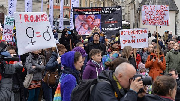 Uczestnicy Manify z okazji Dnia Kobiet na Rynku Głównym w Krakowie