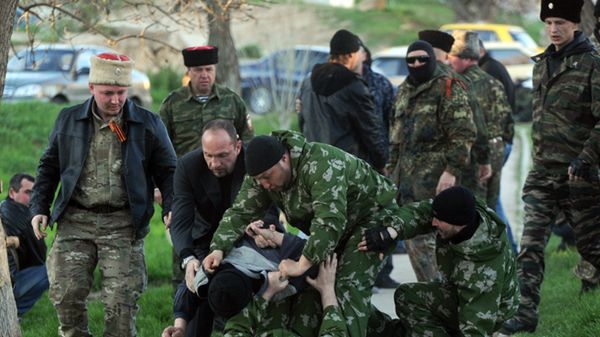 Rosjanie biją Ukraińca pod bazą Belbek