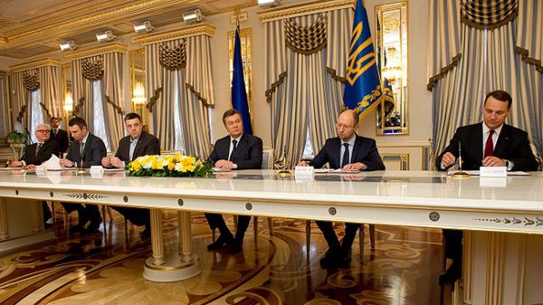 Tak wyglądało podpisanie porozumienia pomiędzy Wiktorem Janukowyczem i liderami opozycji