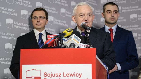 Przewodniczący SLD Leszek Miller, sekretarz generalny SLD Krzysztof Gawkowski oraz rzecznik partii Dariusz Joński podczas konferencji prasowej po posiedzeniu Rady Krajowej Sojuszu, luty 2014