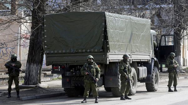 Niezidentyfikowani uzbrojeni mężczyźni w centrum Symferopola