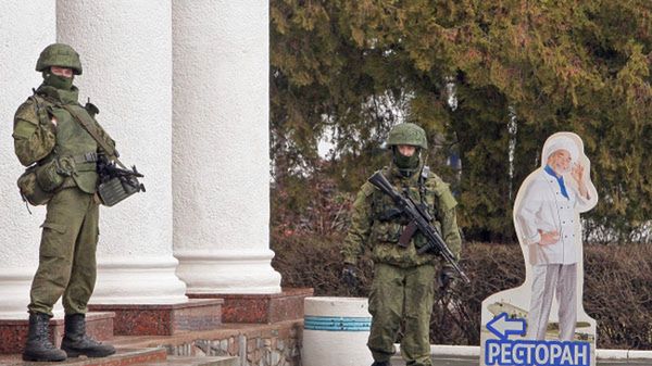 Uzbrojony patrol przy budynku w pobliżu lotniska w Symferopolu