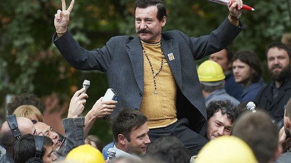 Aktor Robert Więckiewicz w roli Lecha Wałęsy na planie "Wałęsy" Andrzeja Wajdy