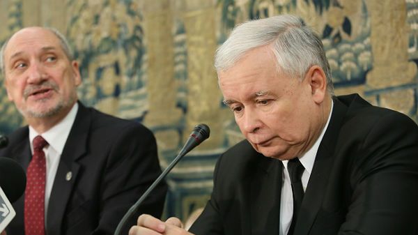 Prezes PiS Jarosław Kaczyński i przewodniczący zespołu Antoni Macierewicz