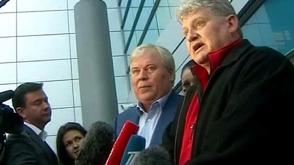 Lon Snowden (z prawej) tuż po przybyciu do Moskwy