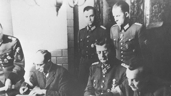 Podpisanie aktu kapitulacji Powstania Warszawskiego w podwarszawskim Ożarowie Mazowieckim