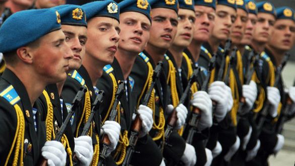 Ukraińscy żołnierze na defiladzie