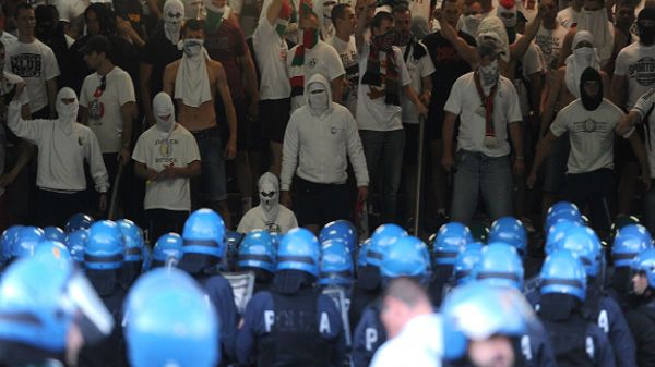 Kibice Legii i miejscowa policja przed meczem fazy grupowej Ligi Europejskiej
