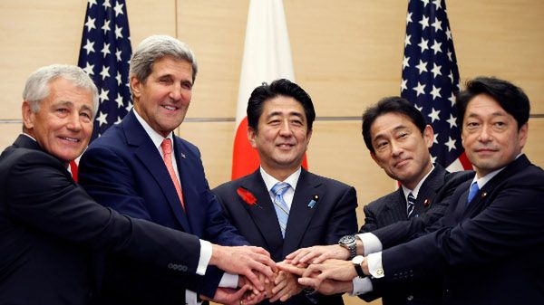Sekretarz obrony USA Chuck Hagel, sekretarz stanu John Kerry, premier Japonii Shinzo Abe, szefowie MSZ Fumio Kishida i MON Itsunori Onodera