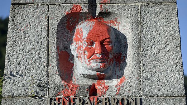 Oblany czerwoną farbą pomnik Karola Świerczewskiego w Jabłonkach. Obok monumentu, nieznani sprawcy umieścili tablicę, na której m.in. napisali: "Świerczewski - oficer Armii Czerwonej od 1918 roku. W roku 1920 w szeregach sowieckich walczył ochotniczo przeciwko Polsce".