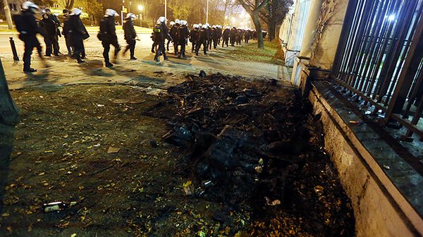 Zgliszcza spalonej budki policji na tyłach ambasady Federacji Rosyjskiej na ulicy Spacerowej w Warszawie