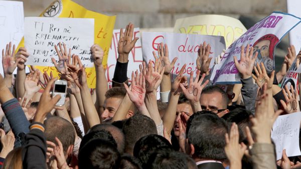 Protest w Tiranie przeciwko likwidacji syryjskiej broni chemicznej w Albanii