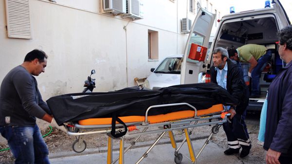 Ratownicy przenoszą ciało osoby, która zatonęła u wybrzeży Lefkady