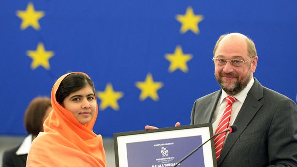 Malala Yousafzai odbiera Nagrodę Sacharowa od przewodniczącego Parlamentu Europejskiego Martina Schultza