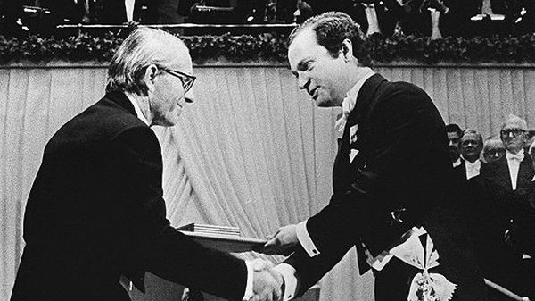 Fred Sanger (po lewej) odbiera nagrodę Nobla w 1980 r.