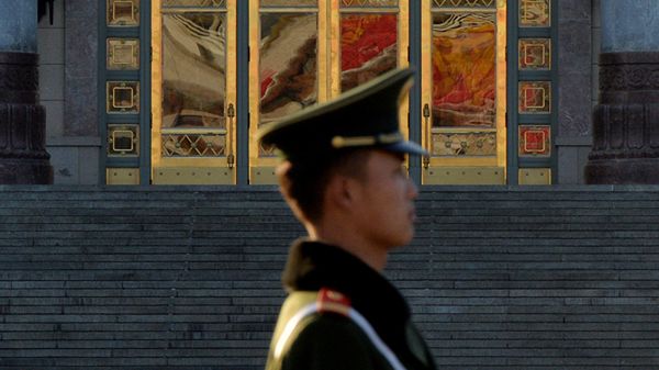 Strażnik przed Wielką Halą Ludową w Pekinie