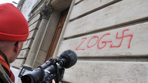 Antysemickie graffiti na murze synagogi, Francja