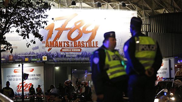 Policja przed Pałacem Sportu