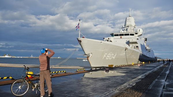 Holenderska fregata rakietowa De Ruyter, która bierze udział w manewrach "Steadfast Jazz 2013", była wcześniej udostępniona zwiedzającym w gdyńskim porcie; 27 października 2013 r.