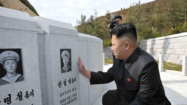 Kim Dzong Un odwiedza groby marynarzy